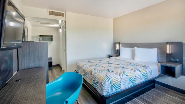 1 Queen Bed | Smoking