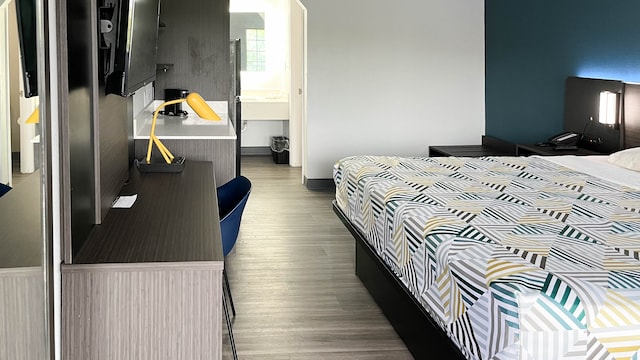 1 King Bed | Mob Acc RI Shwr Nsmk Micfridg