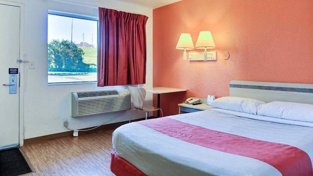 1 Queen Bed | Micfridge