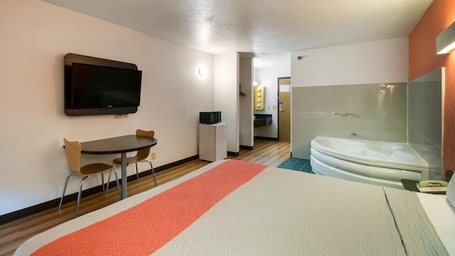 1 KING BED | SUITE, SMK, HOT TUB, MICFRIDGE