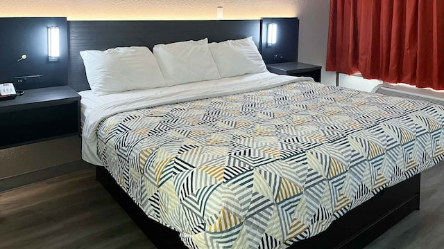 1 King Bed | Non-Smoking