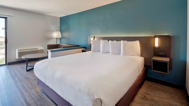 1 Queen Bed | Smoking