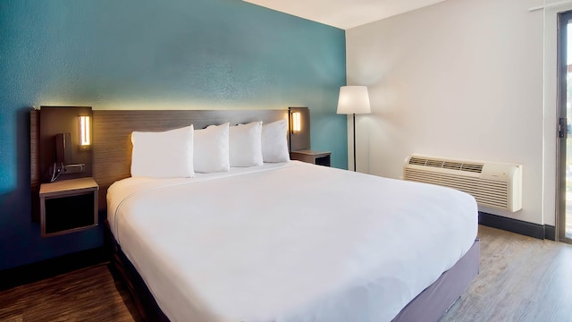 1 King Bed | Non-Smoking