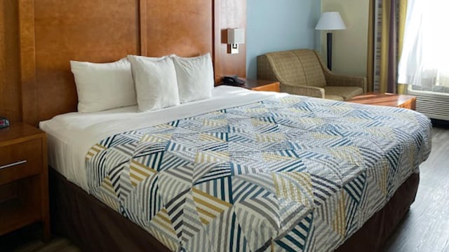 1 Queen Bed | Mobility Accessible Tub Nsmk