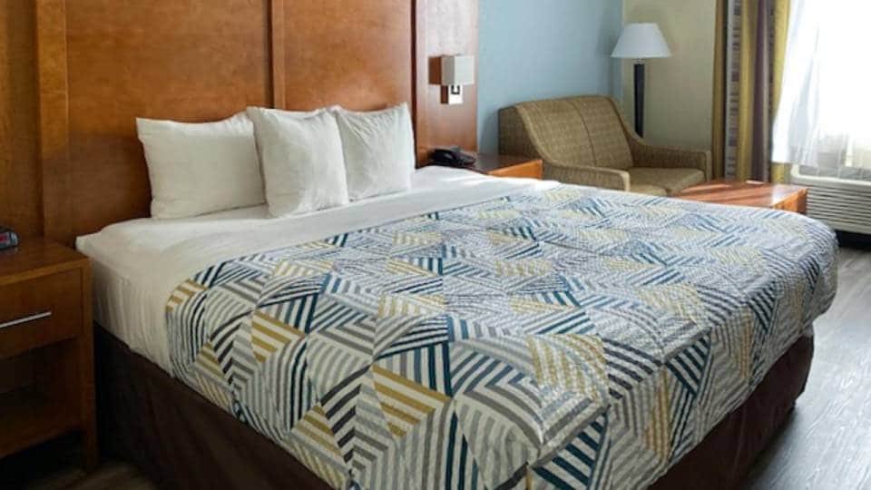 1 Queen Bed | Mobility Accessible Tub Nsmk