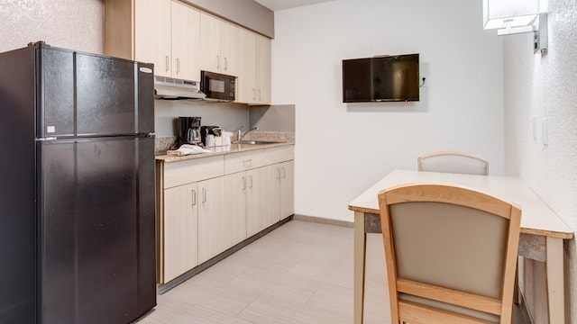 1 Queen Bed | Smoking, Kitchen