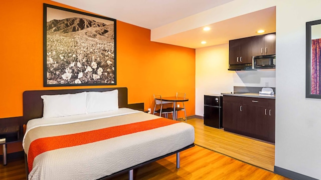 1 King Bed | Non-Smoking, Kitchen