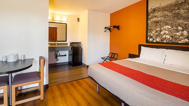 1 King Bed | Smoking, Micfridge