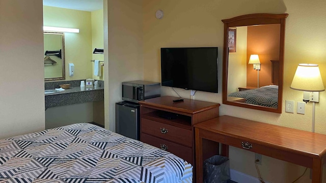 1 Queen Bed | Smoking, Micfridge