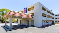Motel 6 Tempe, AZ – Phoenix Airport – Priest Dr
