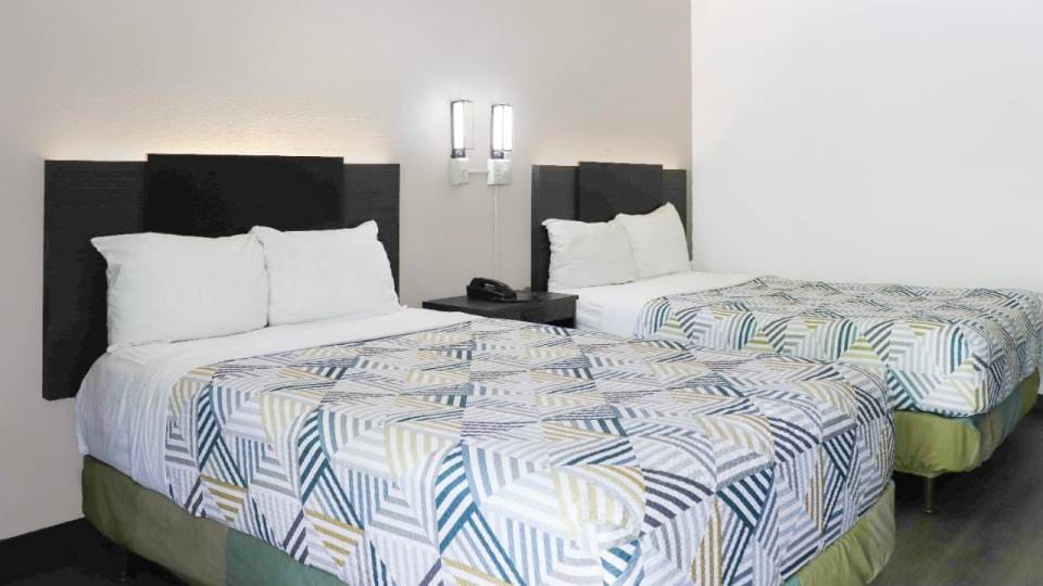 2 FULL BEDS | MOBIL ACCESS RI SHWR MICFRIDGE