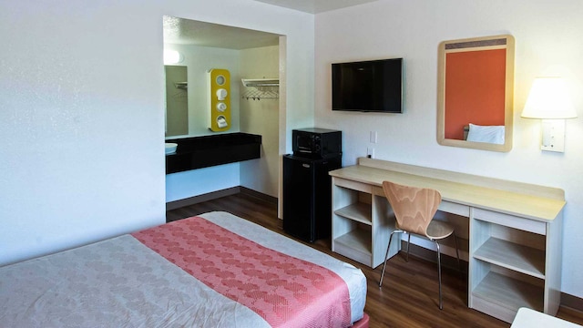 1 Queen Bed | Micfridge