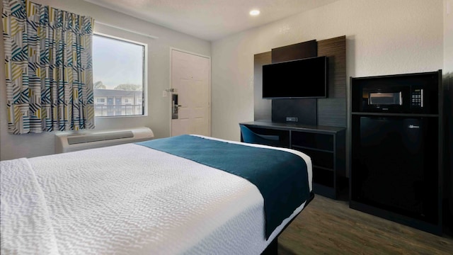 1 Queen Bed | Mini Fridge