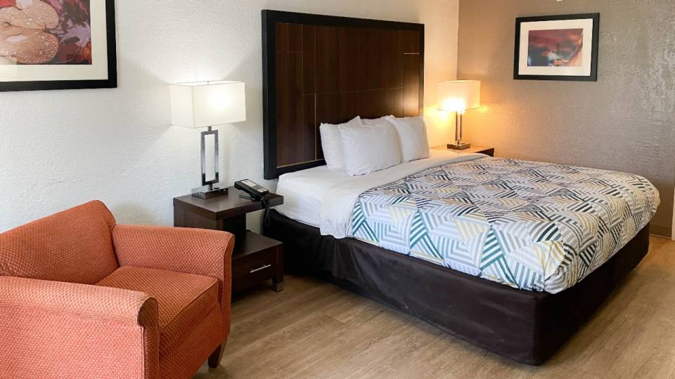 1 King Bed | Non-Smoking