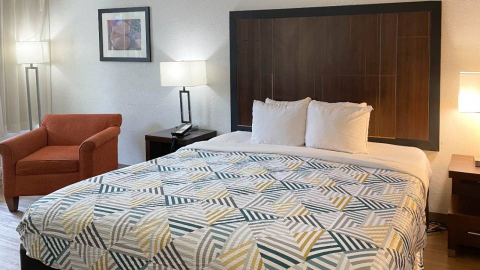 1 King Bed | Mobility Accessible RI Shower Nsmk