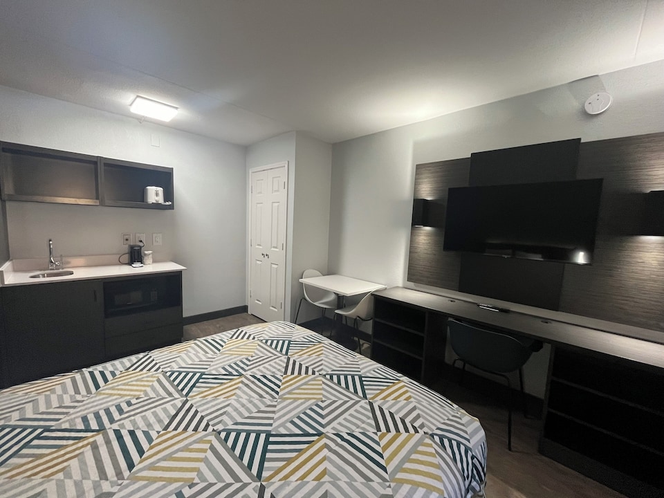 Studio 6 Extended Stay - Huntsville, AL University Drive, C35810, Huntsville AL