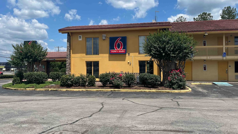 Studio 6 Huntsville, AL University Drive, C35810, Huntsville AL