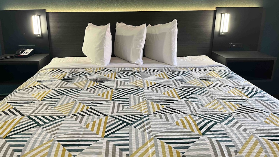 Studio 6 Huntsville, AL University Drive, C35810, Huntsville AL