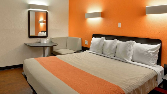 1 King Bed | Non-Smoking, Micfridge