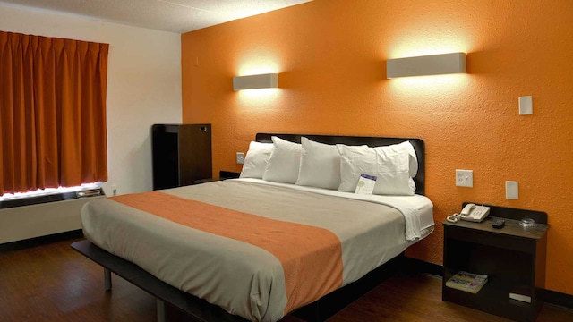 1 King Bed | Mob Acc RI Shwr Nsmk Micfridg