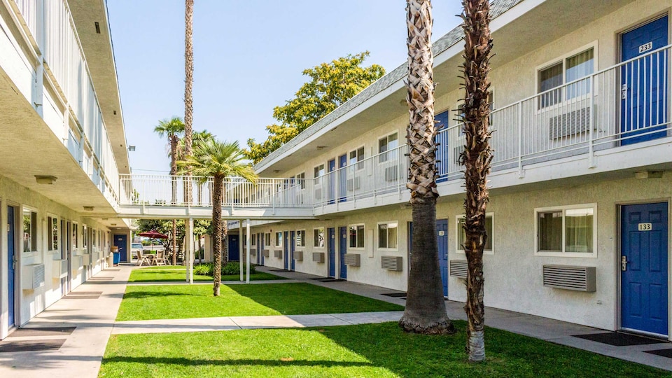 Motel 6 Bakersfield, CA - East,  Bakersfield, CA, Bakersfield