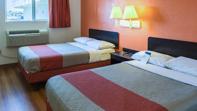 2 Queen Beds | Mini Fridge