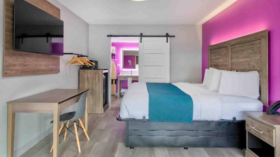 1 King Bed | Mobility Accessible RI Shower Nsmk