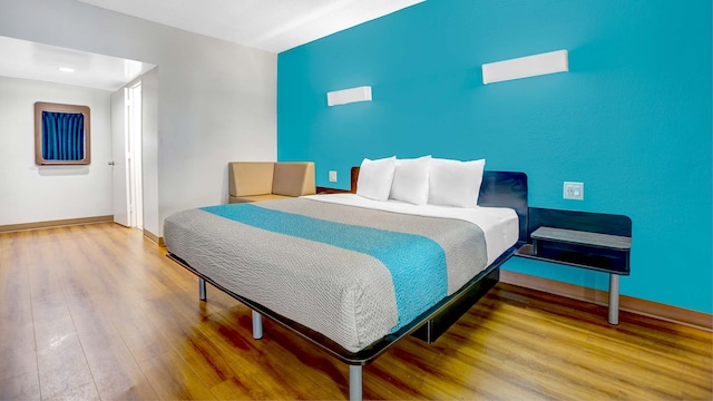 1 King Bed | Smoking