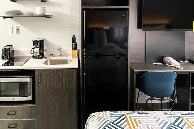 1 King Bed | Non-Smoking, Kitchen