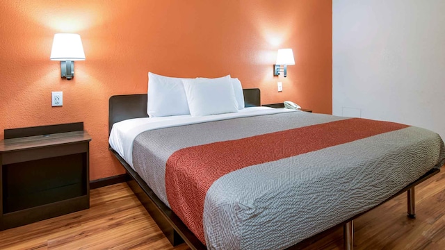 1 King Bed | Non-Smoking