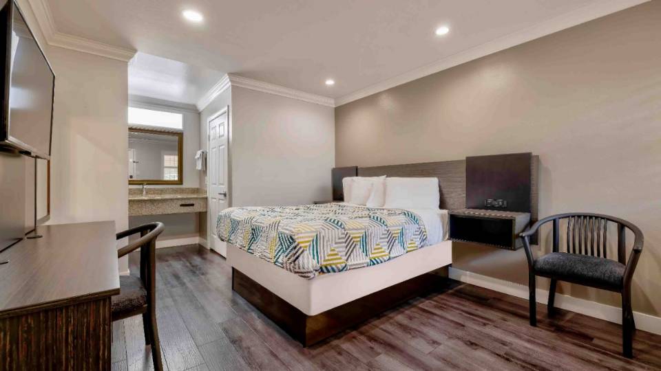 1 Queen Bed | Suite, Nsmk, Micfridge, Sofa-Bed