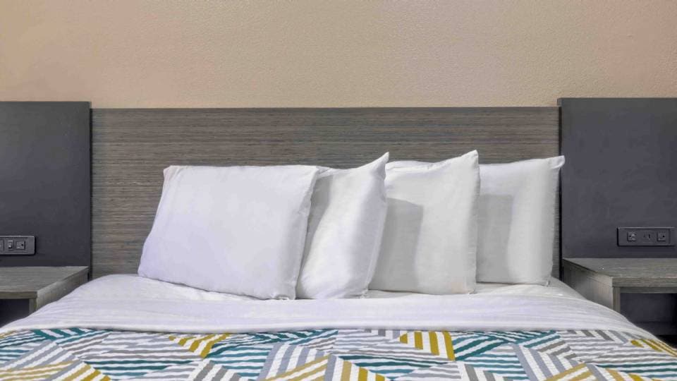 1 Queen Bed | Mobil Acces Tub Nsmk Minifridg