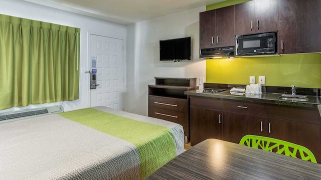 1 Queen Bed | Non-Smoking, Kitchen