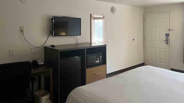 1 Queen Bed | Mobil Access Tub Smk Micfridg