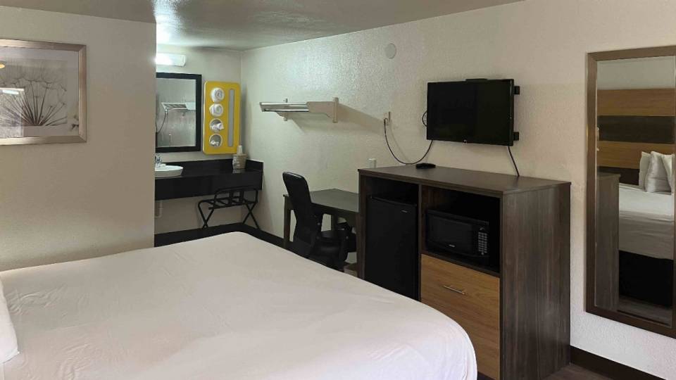 1 King Bed | Non-Smoking, Micfridge