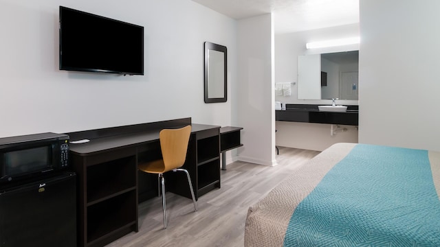 1 KING BED | MOB ACC RI SHWR STE NSMK  MICFRIDGE