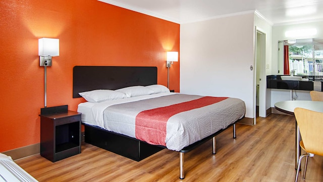 1 King Bed | Smoking, Micfridge