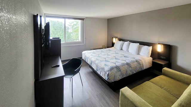 1 King Bed | Non-Smoking