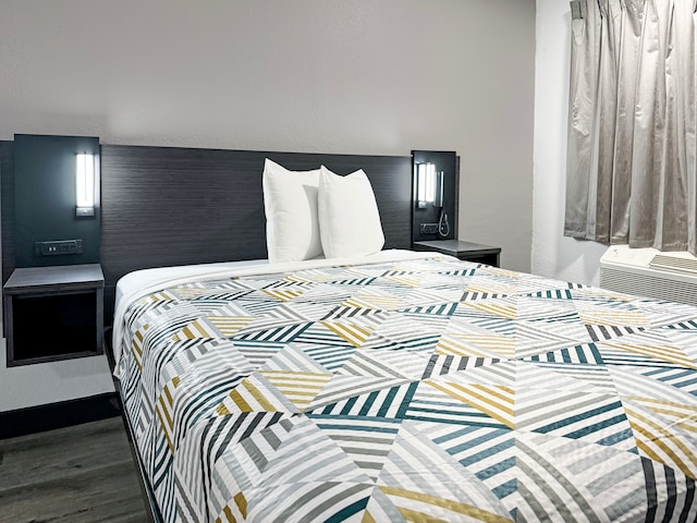 1 Queen Bed | ADA/Tub/Mini Fridge