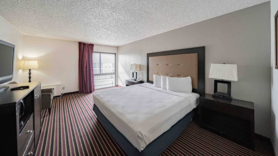 1 King Bed | Non-Smoking