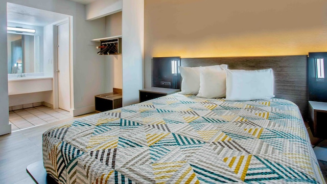 1 Queen Bed | Mobil Access Tub Nsmk Micfridg