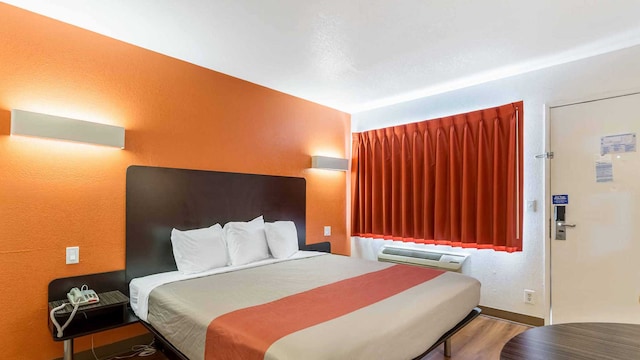 1 KING BED | NON-SMOKING