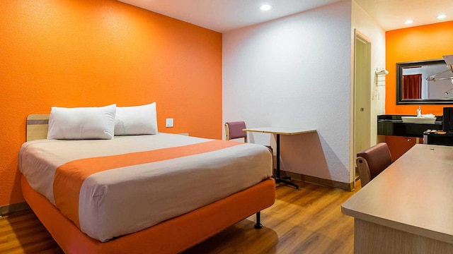 1 Queen Bed | Smoking