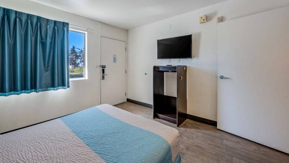 1 FULL BED | MICFRIDGE
