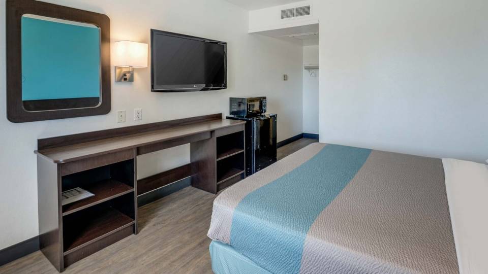 1 QUEEN BED | 