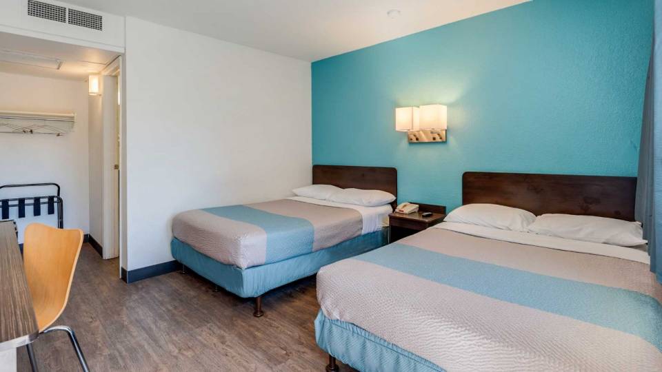 2 FULL BEDS | MICFRIDGE