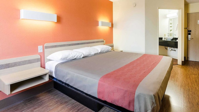 1 KING BED | SMOKING