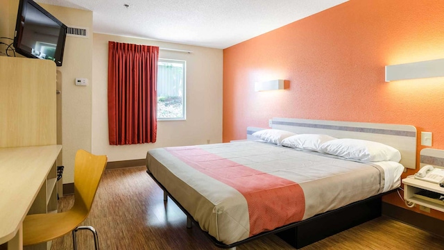 1 KING BED | NON-SMOKING