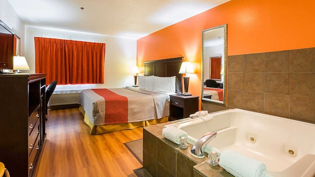 1 KING BED | SUITE, NSMK, HOT TUB