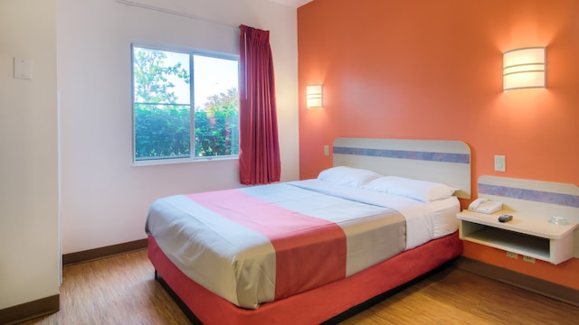 1 Queen Bed | Hearing Accessible